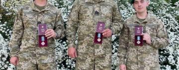 Троє захисників-прикордонників з острова Зміїний, які були в полоні 9 місяців, нагороджені орденами